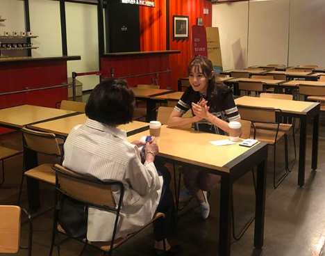 [사진=안현모 SNS] 안현모(오른쪽)와 김민자(왼쪽 뒷모습)가 남편들과 떨어져 따로 이야기를 나누는 모습