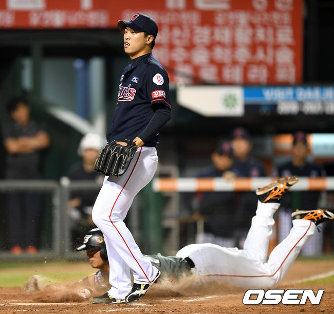 [OSEN=대전, 이대선 기자]9회말 2사 1,3루에서 롯데 구승민이 폭투로 실점하고 있다. /sunday@osen.co.kr