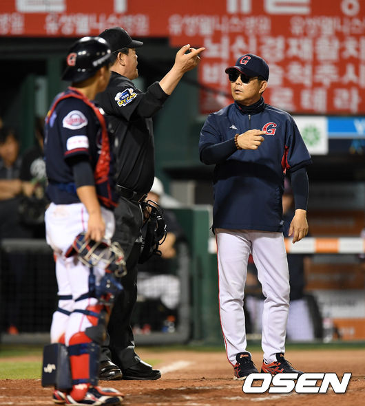 [OSEN=대전, 이대선 기자] 20일 오후 대전 한화생명이글스파크에서 ‘2019년 신한은행 마이카 KBO리그’ 한화 이글스와 롯데 자이언츠의 경기가 열릴 예정이다.9회초 1사 1,2루에서 롯데 양상문 감독이 한화 정은원이 출루 때 3피트 라인을 벗어나지 않았냐는 어필을 하고 있다. /sunday@osen.co.kr