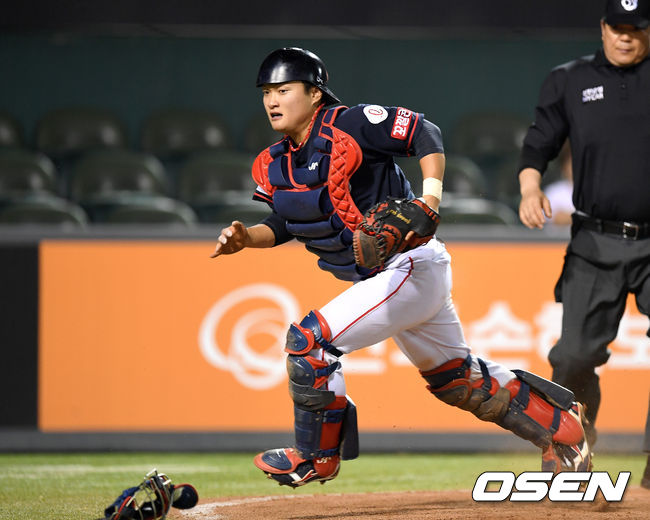 [OSEN=대전, 이대선 기자]9회말 2사 1,3루에서 롯데 안중열이 구승민의 공을 놓치고 있다. /sunday@osen.co.kr