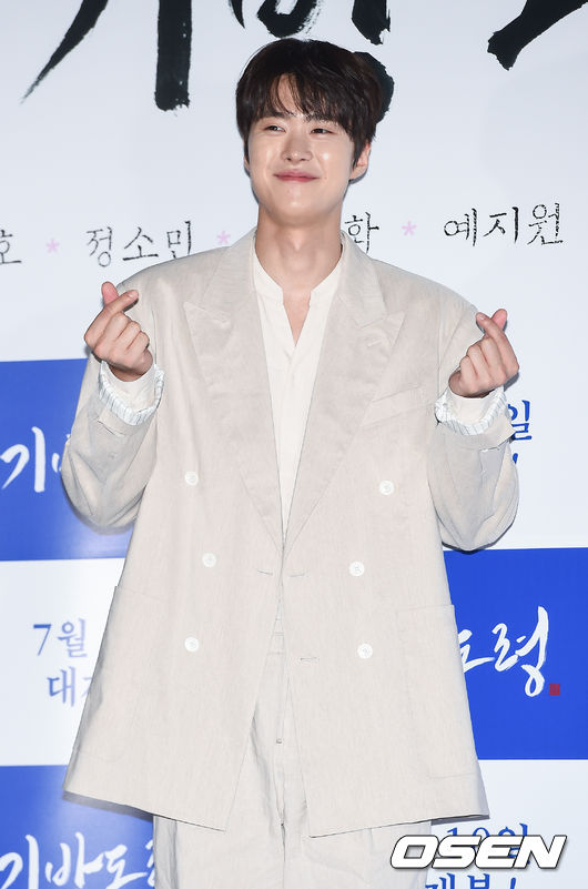 [OSEN=박준형 기자] 2일 오후 서울 용산 CGV에서 영화 '기방도령'(감독 남대중) 언론시사회가 진행됐다.  배우 이준호와 정소민, 예지원, 최귀화, 공명이 출연하는 영화 '기방도령'은 불경기 조선, 폐업 위기의 기방 연풍각을 살리기 위해 꽃도령 ‘허색’이 조선 최초의 남자 기생이 되어 벌이는 신박한 코믹 사극. 오는 10일 개봉 예정.  공명이 포즈를 취하고 있다./ soul1014@osen.co.kr