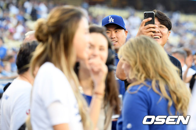 [OSEN=로스앤젤레스(미 캘리포니아주), 이동해 기자] 정민철 해설위원과 류현진이 반갑게 인사를 나누고 있다. /eastsea@osen.co.kr