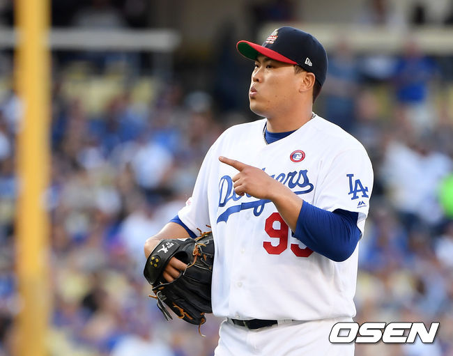 [OSEN=로스앤젤레스(미 캘리포니아주), 이동해 기자]2회초 1사 1,2루에서 LA 류현진이 샌디에이고 1루주자 윌 마이어스를 포스아웃 처리하고 환호하고 있다. / eastsea@osen.co.kr