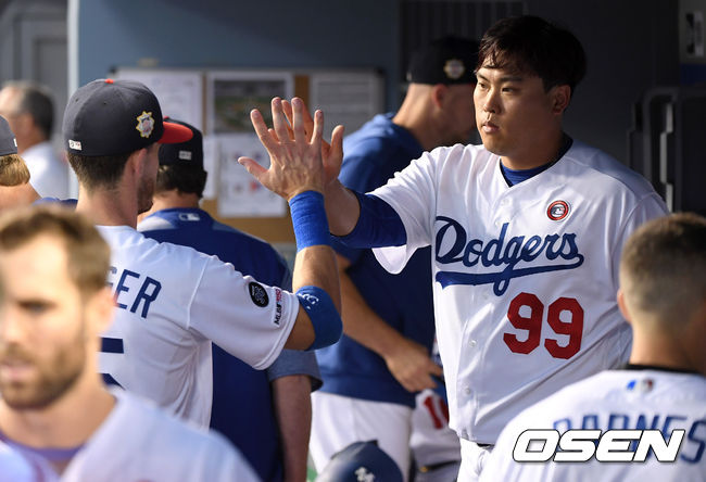 [OSEN=로스앤젤레스(미 캘리포니아주), 이동해 기자] LA 다저스 류현진과 코디 벨린저가 하이파이브를 하고 있다/eastsea@osen.co.kr