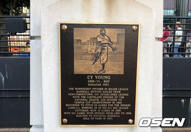 [OSEN=클리블랜드(미 오하이오주), 조형래 기자] 미국 오하이오주 클리블랜드 프로그레시브 '헤리티지 파크'에 위치한 사이영의 커리어를 담은 동판