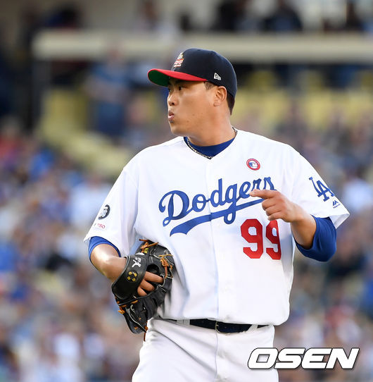 [OSEN=로스앤젤레스(미 캘리포니아주), 이동해 기자]2회초 1사 1,2루에서 LA 류현진이 샌디에이고 1루주자 윌 마이어스를 포스아웃 처리하고 환호하고 있다. / eastsea@osen.co.kr