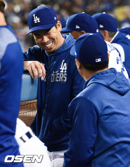 [OSEN=LA(미국),박준형 기자]경기중 류현진과 마에다가 장난을 치며 미소 짓고 있다.  / soul1014@osen.co.kr