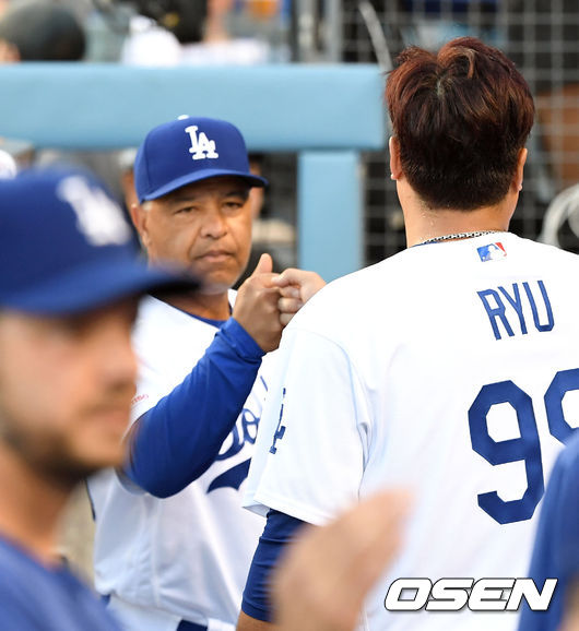 [OSEN=로스앤젤레스(미 캘리포니아주), 지형준 기자]경기 전 류현진이 로버츠 감독과 주먹을 마주치고 있다. /jpnews@osen.co.kr