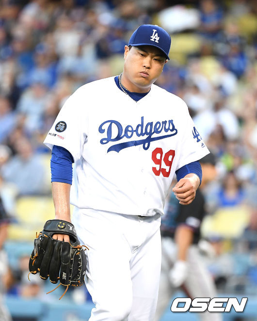 [OSEN=로스앤젤레스(미 캘리포니아주), 지형준 기자]1회초 수비 실책에도 불구 병살로 이닝을 마무리 한 류현진이 땀을 닦고 있다. /jpnews@osen.co.kr