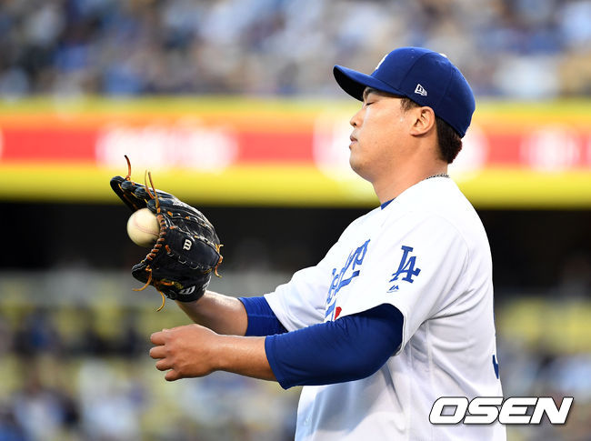 [OSEN=로스앤젤레스(미 캘리포니아주), 지형준 기자]5회초 수비를 마친 류현진이 웃으며 더그아웃으로 들어가고 있다. /jpnews@osen.co.kr