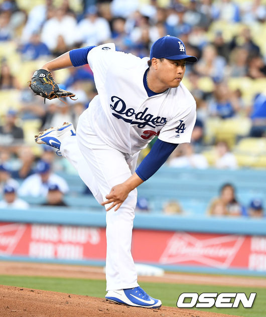 [OSEN=로스앤젤레스(미 캘리포니아주), 지형준 기자]경기에 앞서 류현진이 몸을 풀고 있다. /jpnews@osen.co.kr