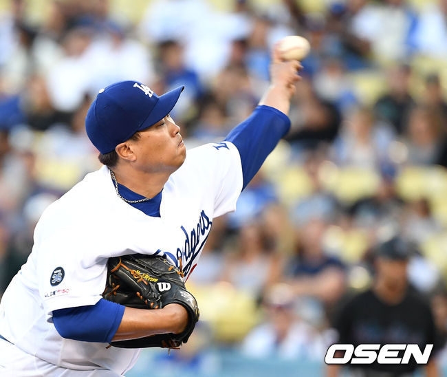 [OSEN=로스앤젤레스(미 캘리포니아주), 지형준 기자] 1회초 류현진이 힘차게 공을 던지고 있다./jpnews@osen.co.kr