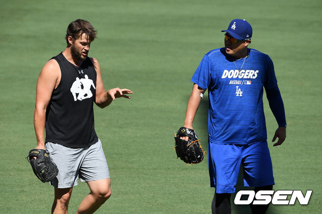 [OSEN=로스앤젤레스(미 캘리포니아주), 지형준 기자]경기에 앞서 다저스 류현진이 커쇼와 캐치볼을 마치고 이야기를 나누고 있다. /jpnews@osen.co.kr