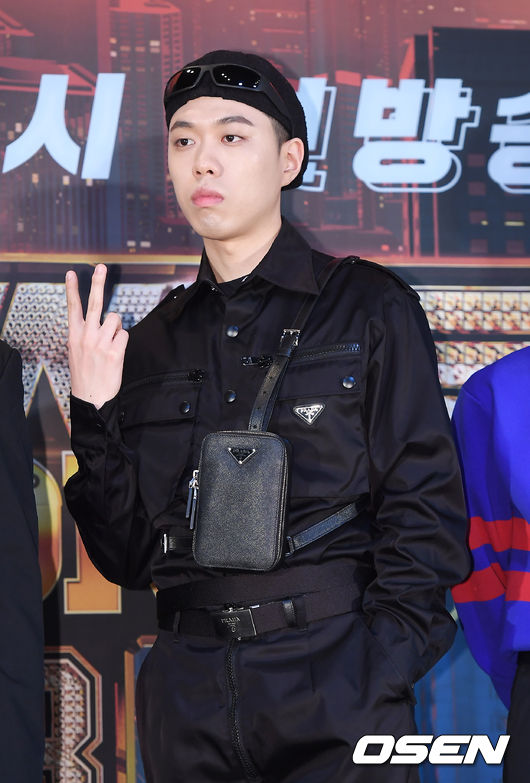 [OSEN=곽영래 기자] 26일 오전 서울 마포구 상암동 CJ ENM센터에서 Mnet '쇼미더머니8' 제작발표회가 진행됐다.  비와이가 포토타임을 갖고 있다. /youngrae@osen.co.kr