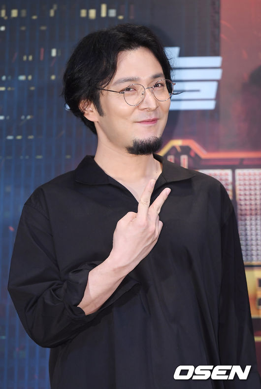 [OSEN=곽영래 기자] 26일 오전 서울 마포구 상암동 CJ ENM센터에서 Mnet '쇼미더머니8' 제작발표회가 진행됐다.  버벌진트가 포토타임을 갖고 있다. /youngrae@osen.co.kr