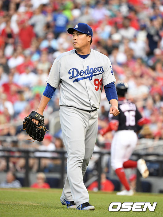 [OSEN=워싱턴 D.C.(미국), 지형준 기자] 27일(한국시간) 미국 워싱턴 D.C.의내셔널스 파크에서 2019 메이저리그 LA 다저스와 워싱턴 내셔널스의 경기가 열렸다.시즌 12승, 한미 통산 150승에 도전하는 류현진은마이애미 상대로 11승을 거둔 후 6일간 충분히 쉬고 일주일 만에 등판이다.2회말 2사에서 LA 류현진이 워싱턴 빅터 로블레스를 플라이로 처리하고 있다. /jpnews@osen.co.kr