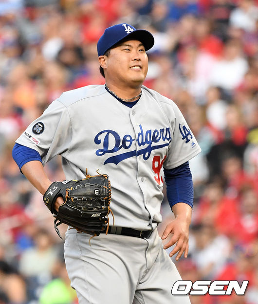 [OSEN=워싱턴 D.C.(미국), 지형준 기자] 27일(한국시간) 미국 워싱턴 D.C.의내셔널스 파크에서 2019 메이저리그 LA 다저스와 워싱턴 내셔널스의 경기가 열렸다.시즌 12승, 한미 통산 150승에 도전하는 류현진은마이애미 상대로 11승을 거둔 후 6일간 충분히 쉬고 일주일 만에 등판이다.2회말 2사 1루에서 LA 류현진이 워싱턴 브라이언 도저에게 좌전안타를 허용하고 아쉬워하고 있다. /jpnews@osen.co.kr