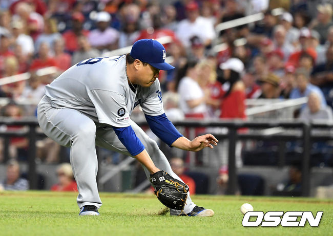 [OSEN=워싱턴 D.C.(미국), 지형준 기자] 27일(한국시간) 미국 워싱턴 D.C.의내셔널스 파크에서 2019 메이저리그 LA 다저스와 워싱턴 내셔널스의 경기가 열렸다.시즌 12승, 한미 통산 150승에 도전하는 류현진은마이애미 상대로 11승을 거둔 후 6일간 충분히 쉬고 일주일 만에 등판이다.5회말 무사에서 LA 류현진이 워싱턴 빅터 로블레스의 번트 타구를 잡고 있다. /jpnews@osen.co.kr