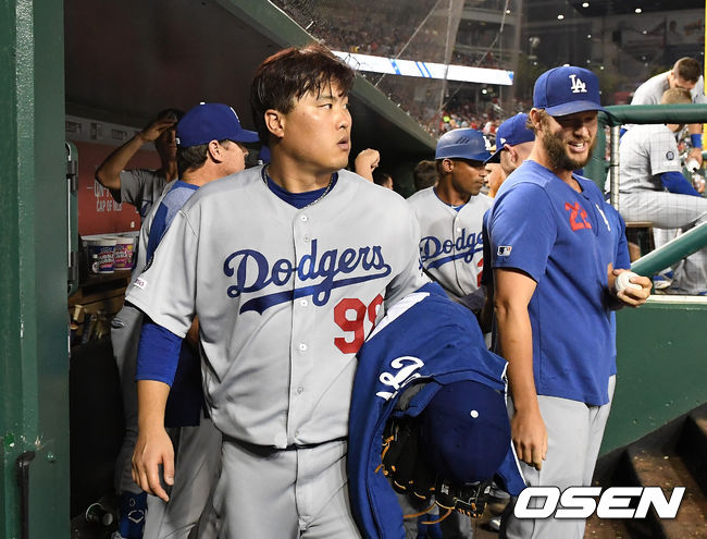 [OSEN=워싱턴 D.C.(미국), 지형준 기자] 마운드를 내려온 류현진이 더그아웃을 나가고 있다. /jpnews@osen.co.kr