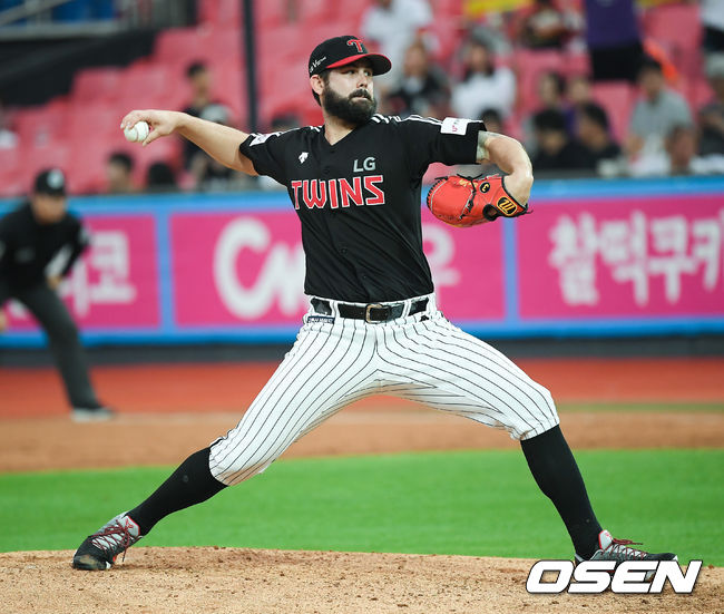 [OSEN=수원, 박준형 기자]2회말 LG 선발투수 켈리가 역투하고 있다. /soul1014@osen.co.kr