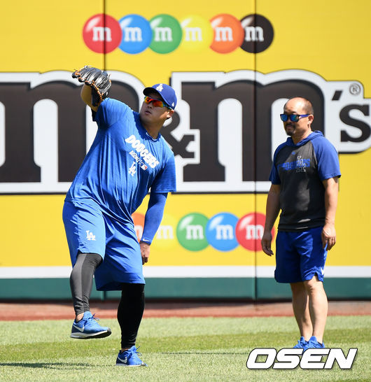 [OSEN=워싱턴 D.C.(미국), 지형준 기자]경기에 앞서 다저스 류현진이 김용일 트레이너 코치가 지켜보는 가운데 캐치볼을 하고 있다. 류현진은 8월 1일 콜로라도전에 선발로 등판한다./jpnews@osen.co.kr