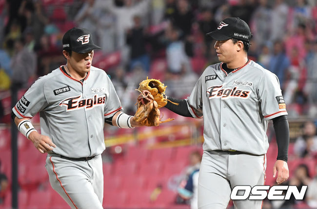 [OSEN=수원, 곽영래 기자] 31일 오후 수원 KT위즈파크에서 '2019 신한은행 MY CAR KBO리그' KT위즈와 한화 이글스 경기가 열렸다.4회말 2사 1,3루 한화 임준섭이 KT 강민국의 내야 땅볼을 잡아 1루로 송구한 오선진과 글러브 터치를 하고 있다. / youngrae@osen.co.kr