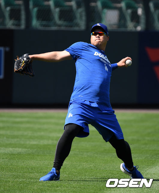 [OSEN=덴버(미국 콜로라도주), 지형준 기자]경기에 앞서 다저스 류현진이 캐치볼을 하며 훈련을 하고 있다./jpnews@osen.co.kr