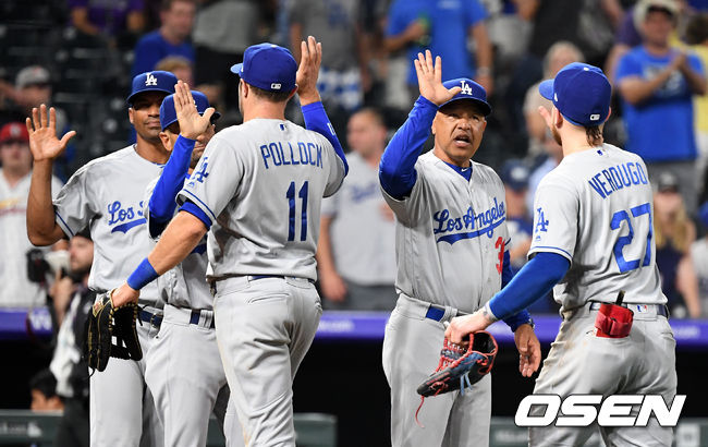 [OSEN=덴버(미국 콜로라도주), 지형준 기자]경기를 마치고 다저스 로버츠 감독이 선수들과 승리 하이파이브를 하고 있다. /jpnews@osen.co.kr