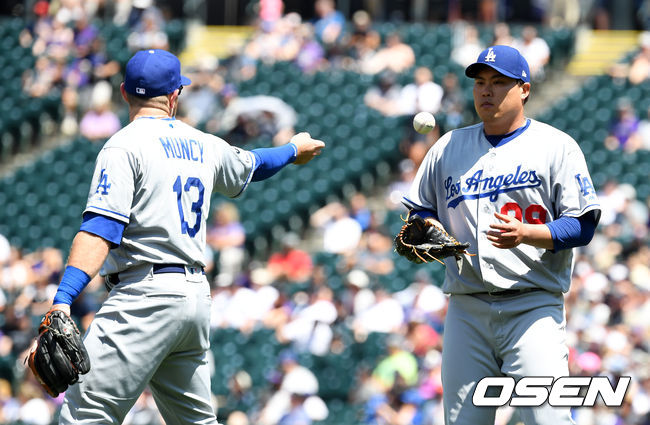 [OSEN=덴버(미국 콜로라도주), 지형준 기자]3회말 무사에서 다저스 류현진이 콜로라도 햄슨의 투수앞 땅볼 타구를 처리하며 먼시에 볼을 건네받고 있다./jpnews@osen.co.kr