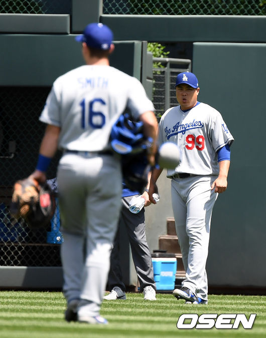 [OSEN=덴버(미국 콜로라도주), 지형준 기자]경기에 앞서 다저스 류현진과 스미스가 몸을 풀기 위해 외야로 이동하고 있다./jpnews@osen.co.kr