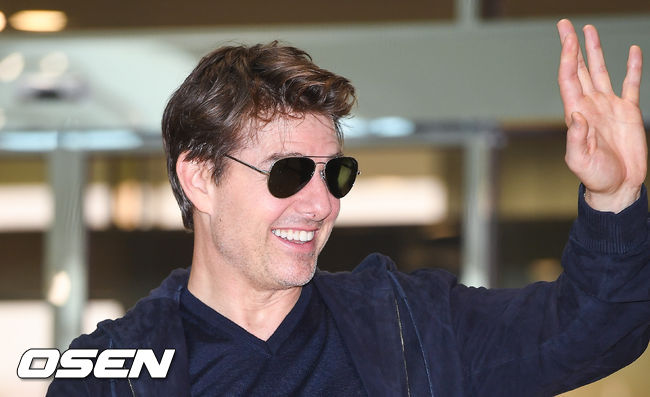 [OSEN=박준형 기자 ]할리우드 배우 톰 크루즈가 15일 오후 서울 김포공항 SGBAC 비즈니스항공센터을 통해 영화 홍보차 내한했다.  톰 크루즈는 이날 '미션 임파서블: 폴아웃'(이하 미션6)을 연출한 크리스토퍼 맥쿼리 감독과 함께 내한했다. 영화 '미션6'는 최고 스파이 요원 에단 헌트(톰 크루즈 분)와 IMF팀이 행한 모든 선의의 선택이 최악의 결과로 돌아오면서 피할 수 없는 미션을 끝내야만 하는 액션 블록버스터로, 25일 전 세계 최초 개봉한다  톰 크루즈가 인사를 하고 있다. / soul1014@osen.co.kr