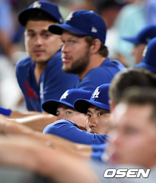[OSEN=덴버(미국 콜로라도주), 지형준 기자]8회초 다저스 류현진이 경기를 지켜보고 있다. 류현진은 오는 1일 선발 등판 예정이다. /jpnews@osen.co.kr