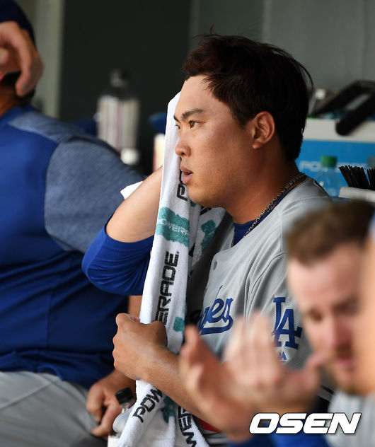 [OSEN=덴버(미국 콜로라도주), 지형준 기자]4회말 수비를 마치고 다저스 류현진이 더그아웃에서 땀을 닦고 있다./jpnews@osen.co.kr