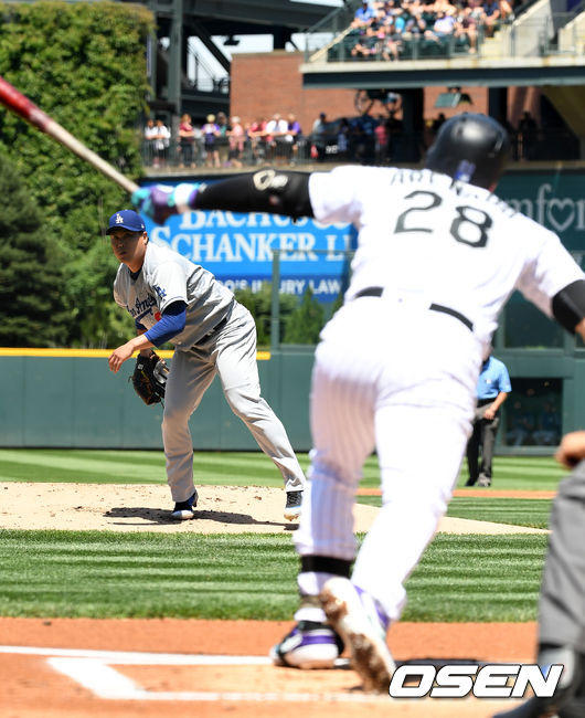 [OSEN=덴버(미국 콜로라도주), 지형준 기자]1회말 2사에서 다저스 류현진이 콜로라도 아레나도를 3루땅볼로 처리하고 있다./jpnews@osen.co.kr