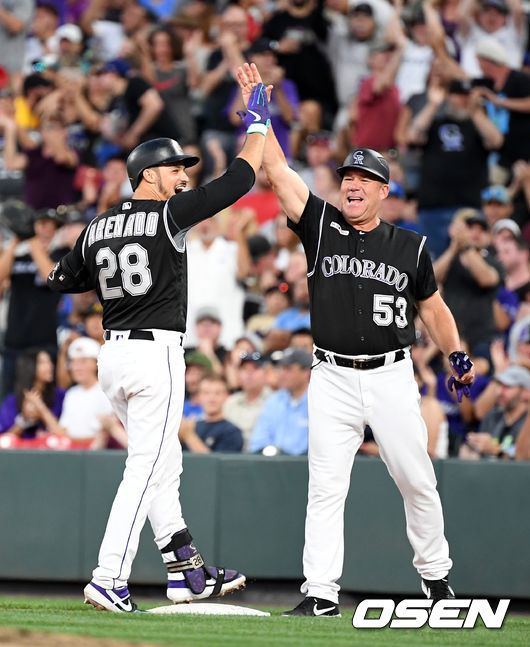 [OSEN=덴버(미국 콜로라도주), 지형준 기자] 콜로라도 아레나도가 다저스 마에다를 상대로 2타점 적시타를 날리고 기뻐하고 있다. /jpnews@osen.co.kr