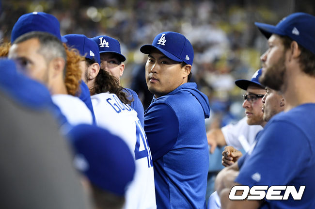 [OSEN=로스앤젤레스(미 캘리포니아주), 지형준 기자]9회말 다저스 류현진이 더그아웃에서 경기를 지켜보고 있다. 10일짜리 부상자 명단에 오른 류현진은 가벼운 목 통증으로 선발 로테이션을 한 번 빠질 전망이다. 12일 애리조나와의 홈경기에 선발로 복귀할 수 있다. /jpnews@osen.co.kr