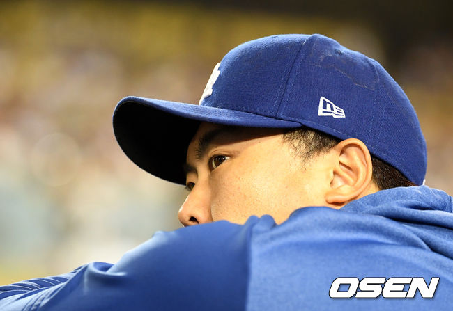 [OSEN=로스앤젤레스(미 캘리포니아주), 지형준 기자]8회 다저스 류현진이 더그아웃에서 경기를 지켜보고 있다. 10일짜리 부상자 명단에 오른 류현진은 가벼운 목 통증으로 선발 로테이션을 한 번 빠질 전망이다. 12일 애리조나와의 홈경기에 선발로 복귀할 수 있다. /jpnews@osen.co.kr