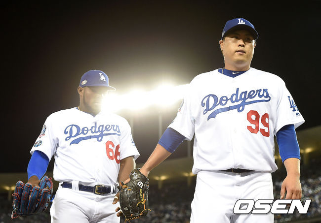 [OSEN=최규한 기자] 지난해 디비전시리즈 1차전에서 류현진이 푸이그와 하이파이브를 하며 더그아웃으로 가고 있다./dreamer@osen.co.kr