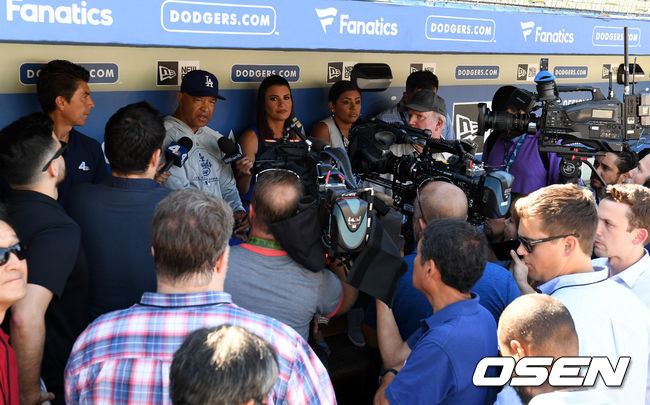 [OSEN=로스앤젤레스(미 캘리포니아주), 지형준 기자] 10일짜리 부상자 명단에 오른 류현진은 가벼운 목 통증으로 선발 로테이션을 한 번 빠질 전망이다. 오는 12일부터 복귀가 가능하다. 로버츠 감독의 말처럼 선발 로테이션에서 1번만 빠진다면, 12일 애리조나와의 홈경기에 선발로 복귀할 수 있다. /jpnews@osen.co.kr