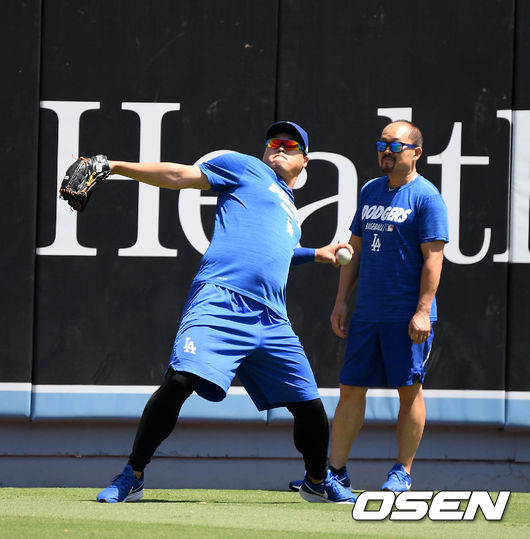 [OSEN=로스앤젤레스(미 캘리포니아주), 지형준 기자]경기에 앞서 다저스 류현진이 캐치볼을 하며 몸을 풀고 있다. 10일짜리 부상자 명단에 오른 류현진은 가벼운 목 통증으로 선발 로테이션을 한 번 빠질 전망이다. 12일 애리조나와의 홈경기에 선발로 복귀할 수 있다. /jpnews@osen.co.kr