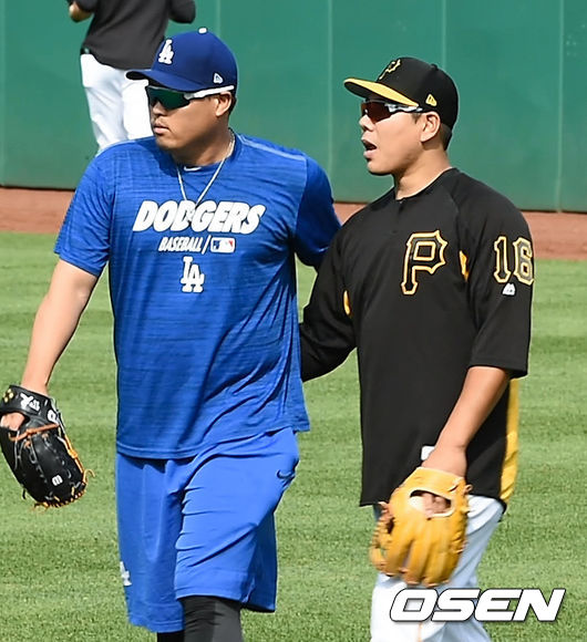 [OSEN=피츠버그(미국),박준형 기자]경기에 앞서 류현진과 강정호가 캐치볼 뒤 어깨동무를 하고 있다. / soul1014@osen.co.kr