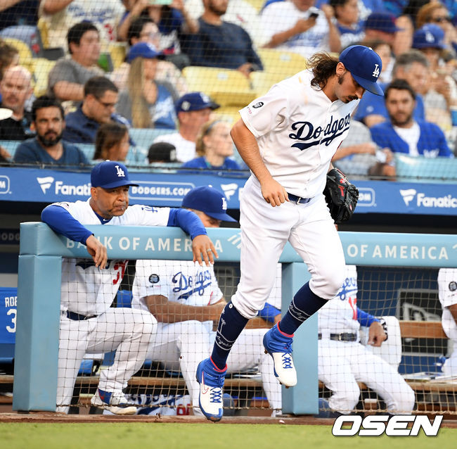 [OSEN=로스앤젤레스(미 캘리포니아주), 지형준 기자]다저스 곤솔린이 1회 수비를 위해 그라운드로 향하고 있다./jpnews@osen.co.kr
