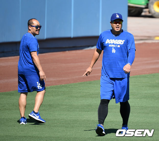 [OSEN=로스앤젤레스(미 캘리포니아주), 지형준 기자]경기에 앞서 다저스 류현진이 김용일 코치의 지도 아래 몸을 풀고 있다. 류현진은 가벼운 목 통증으로 선발 로테이션을 한 번 빠질 전망이다. 류현진은 부상자 명단에 10일간 등재됐다가 12일부터 경기에 출장이 가능하다. 곧바로 복귀한다면 12일 애리조나전에 선발로 나설 수 있다. 12일 애리조나는 홈 경기, 14일 마이애미 경기는 동부 원정 경기다./jpnews@osen.co.kr