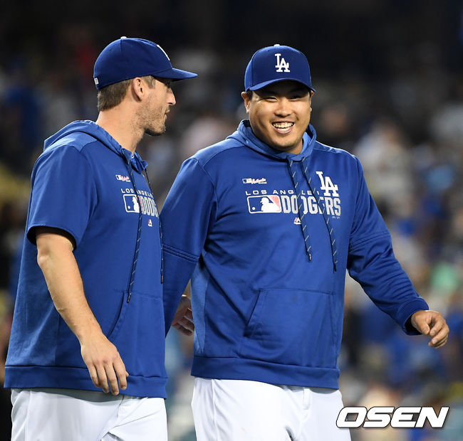 [OSEN=로스앤젤레스(미 캘리포니아주), 지형준 기자] LA 다저스가 6일(한국시간) 미국 로스앤젤레스의 다저스타디움에서 열린 세인트루이스 카디널스와의 홈 경기에서 8-0으로 승리했다.류현진의 부상자 명단 등재로 이날 임시 선발로 나선 신인 투수 곤솔린은6이닝 2피안타 7탈삼진 무실점으로 메이저리그 데뷔 첫 승을 기록했다. 경기가 끝난 후 류현진이 세들러와 승리를 기뻐하고 있다./jpnews@osen.co.kr