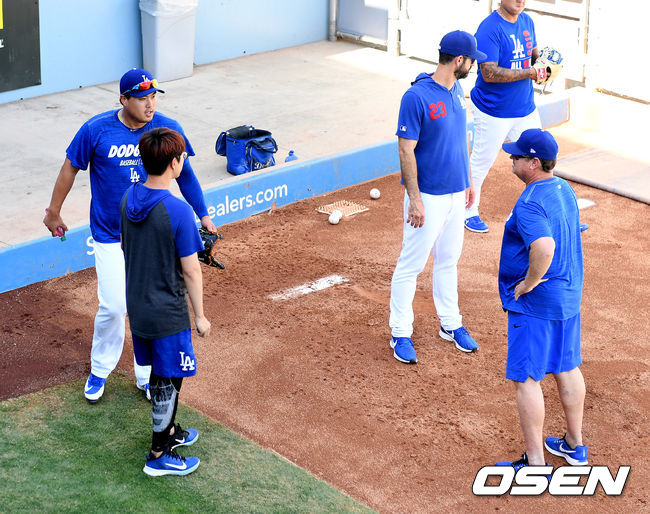 [OSEN=로스앤젤레스(미 캘리포니아주), 지형준 기자] 류현진은 7일 불펜 피칭을 실시한 후 릭 허니컷 투수코치와 이야기하고 있다. /jpnews@osen.co.kr