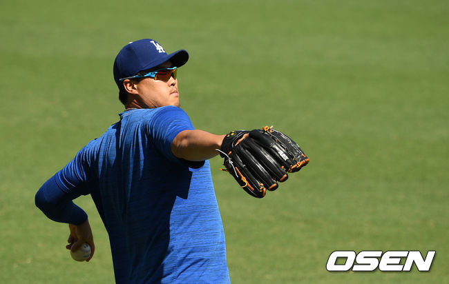 [OSEN=로스앤젤레스(미 캘리포니아주), 지형준 기자] 7일(이하 한국시간) 미국 캘리포니아주 로스앤젤레스 다저스타디움에서 2019 메이저리그 LA 다저스와 세인트루이스 카디널스의 경기가 열린다.  경기에 앞서 가벼운 목 부상으로 부상자 명단에 올라 있는 류현진이 가볍게 캐치볼을 하고 있다. 류현진의 선발 복귀전은 오는 12일 애리조나와의 홈 경기로 결정됐다. /jpnews@osen.co.kr