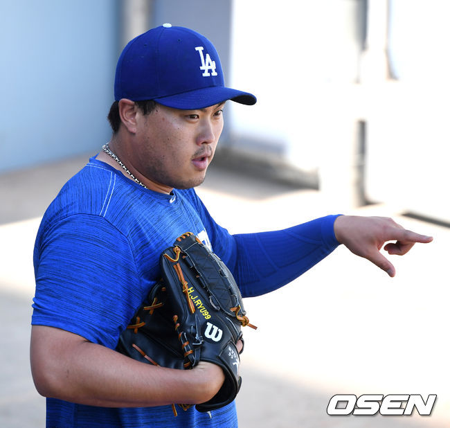 [OSEN=로스앤젤레스(미 캘리포니아주), 지형준 기자] 7일(이하 한국시간) 미국 캘리포니아주 로스앤젤레스 다저스타디움에서 2019 메이저리그 LA 다저스와 세인트루이스 카디널스의 경기가 열린다. 경기에 앞서 가벼운 목 부상으로 부상자 명단에 올라 있는 류현진이 불펜 피칭을 하고 있다. 류현진은 부상자 명단에 10일간 등재됐다가 12일부터 경기에 출장이 가능하다. 로버츠 감독은 지난 5일 다저스의 부상 선수들에 대한 정보를 브리핑하며 “12일 애리조나 마지막 경기, 아니면 14일 마이애미 3연전의 첫 경기에 등판하게 될 것”이라고 설명했다. /jpnews@osen.co.kr