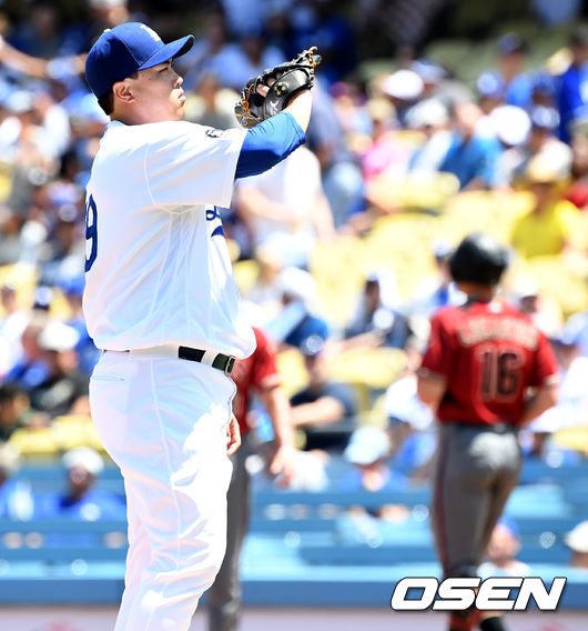 [OSEN=로스앤젤레스(미 캘리포니아주), 지형준 기자]1회초 무사 선두타자로 나선 애리조나 팀 로카스트로에게 몸 맞는 공을 허용한 다저스 선발 류현진이 아쉬워하고 있다. /jpnews@osen.co.kr