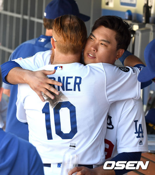 [OSEN=로스앤젤레스(미 캘리포니아주), 지형준 기자]7회까지 무실점 투구를 펼친 다저스 선발 류현진과 멀티 홈런을 날린 저스틴 터너가 인사를 나누고 있다. /jpnews@osen.co.kr