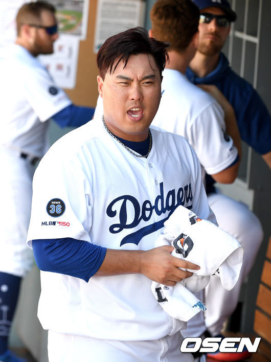 [OSEN=로스앤젤레스(미 캘리포니아주), 지형준 기자]6회초 무사 1, 2루 상황을 무실점으로 넘긴 다저스 선발 류현진이 이닝을 마치고 더그아웃으로 들어와 동료들과 대화를 나누고 있다. /jpnews@osen.co.kr